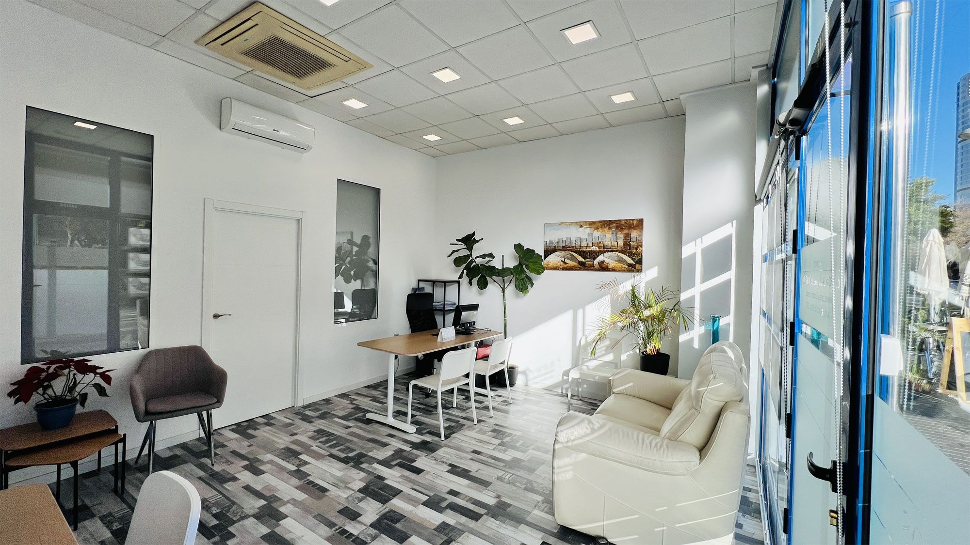 CORTES 37 GESTIÓN INMOBILIARIA tiene un asesor personal que le acompañará. Cortes 37 Gestión Inmobiliaria en Valencia
